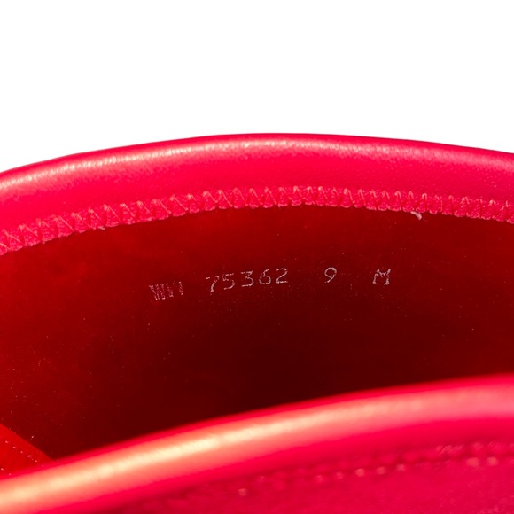 Authentic Stuart Weitzman heeled ankle boot with pointed toe in red leather. - Picture 7 of 8